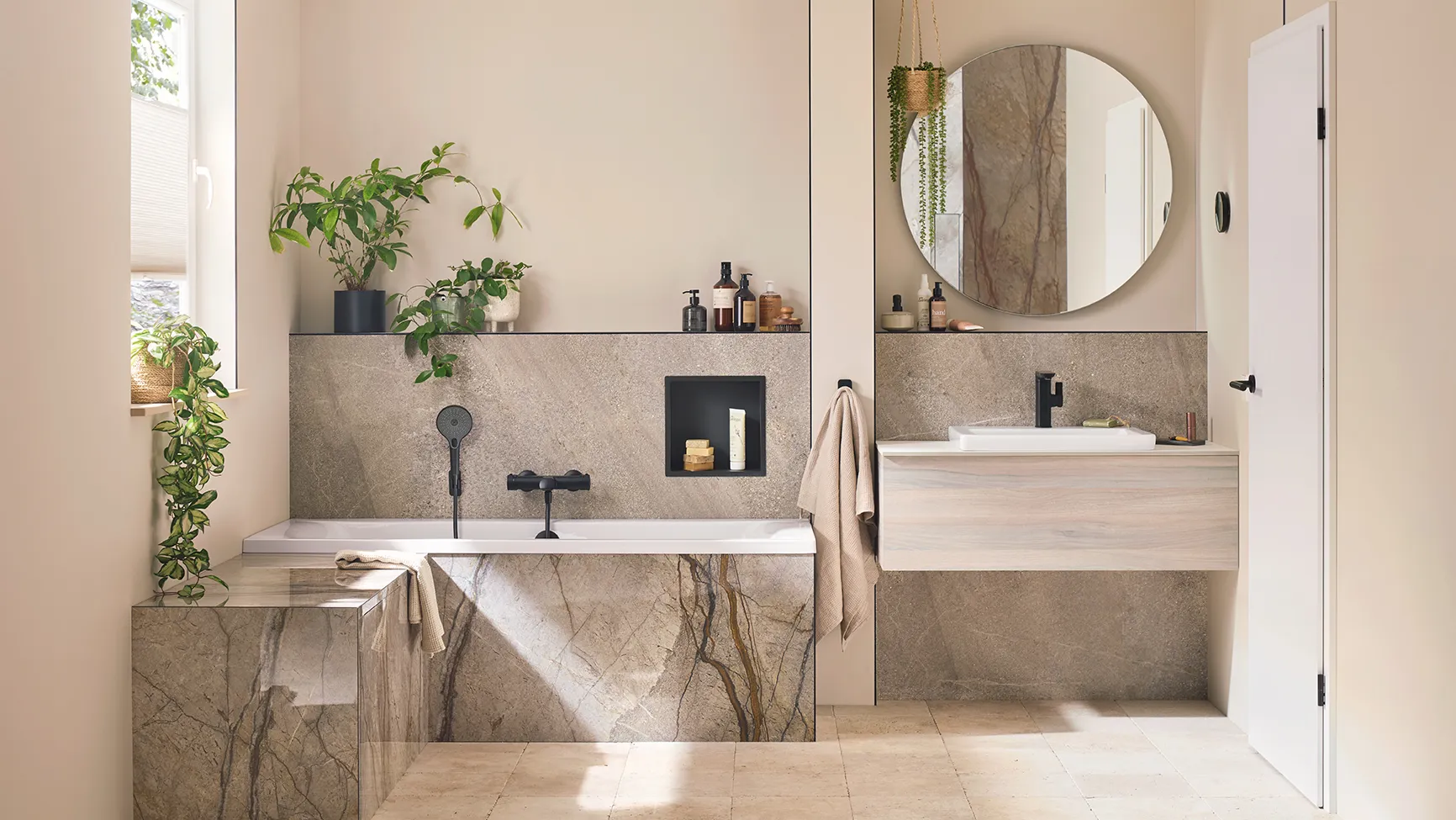 Verschiedene RenoDeco-Wandverkleidungen in einem Badezimmer, das in Erdtönen gehalten ist.
