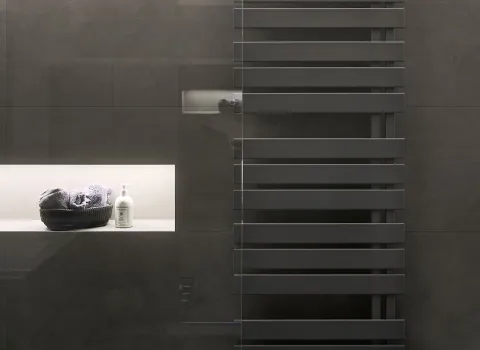 Beleuchtet Badnische mit hochwertigen Accessoires.