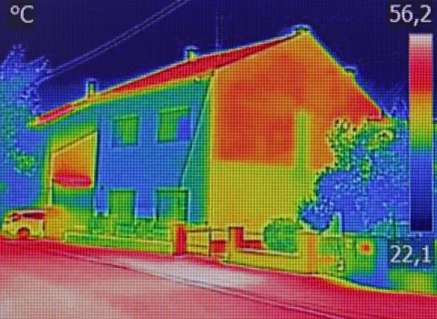Wärmebildaufnahme / Thermografie eines zweistöckigen Einfamilienhauses. 