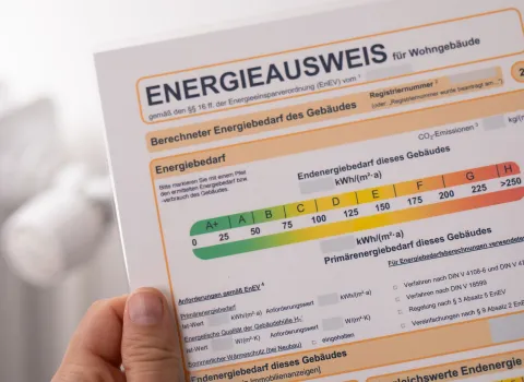 Eine Hand hält einen Energieausweis.