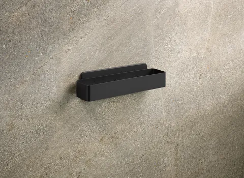 Renodeco-Wandverkleidung mit einer Duschablage aus der Reno-Mag-Kollektion.