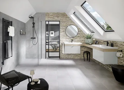 Badezimmer mit RenoDeco-Wandverkleidung in der Farbe Cemento Grau.