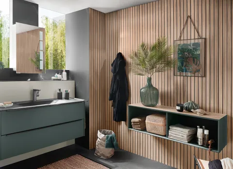 Badezimmer mit RenoDeco-Wandverkleidung in Holz-Optik mit der Farbe Lärche Natur hell.