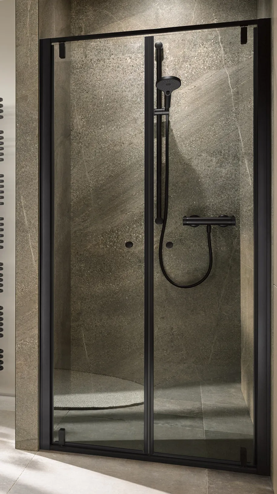 Dusche Favorit Plus des Herstellers HSK mit einer Pendeltür in großer Nische eines modernen Badezimmers.