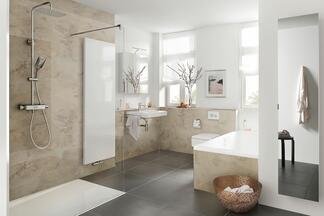 Tageslicht-helles Badezimmer mit Wandverkleidung RenoDeco von HSK 