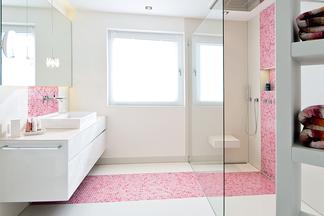 Badezimmer mit Fliesen in rosa