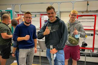 Azubigruppe in Produktionsstätte