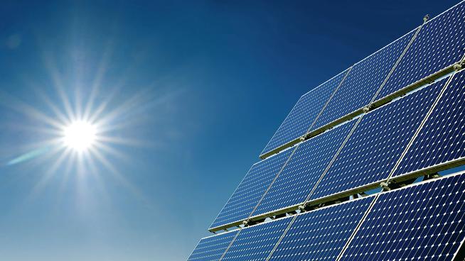 PV-Modul mit Himmel  und Sonne im Hintergrund