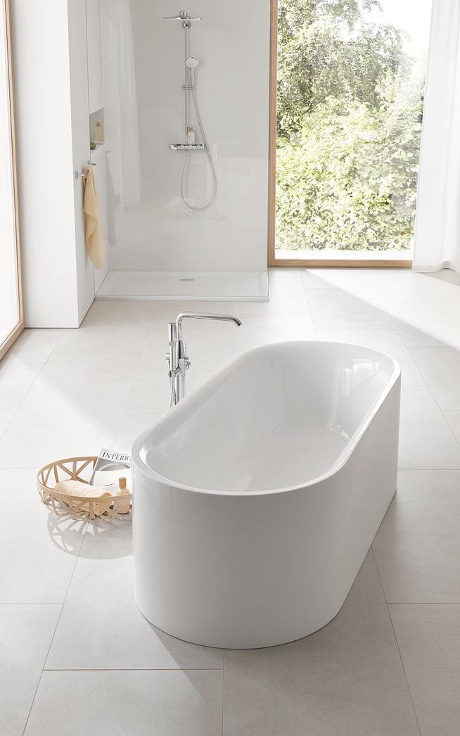 Weiße Badewanne der Linie Essence von GROHE 