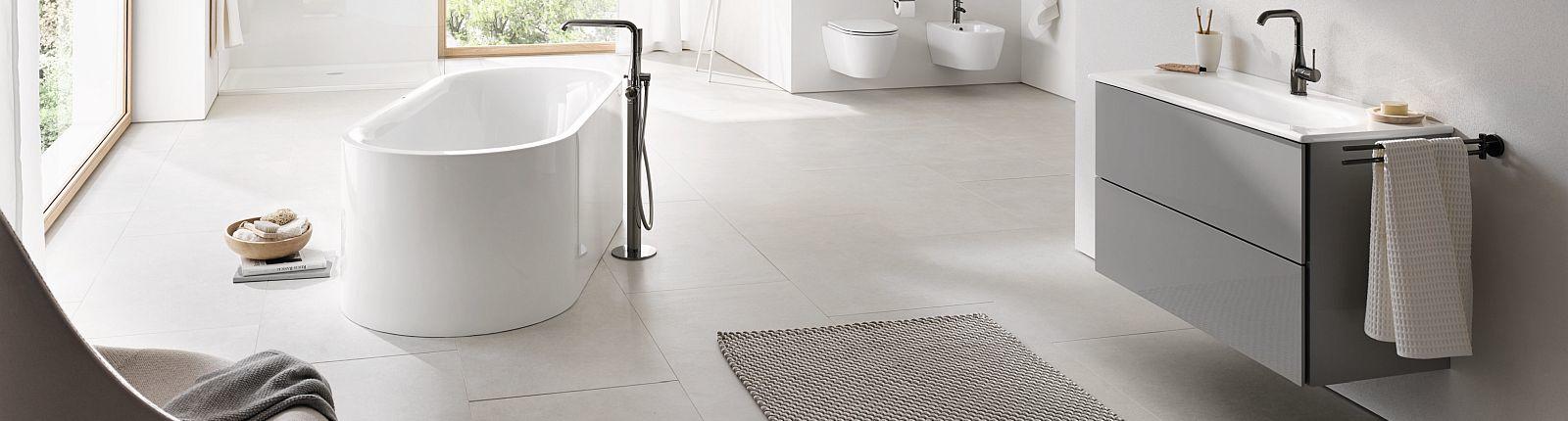 Helle Badeinrichtung der Linie Essence von GROHE