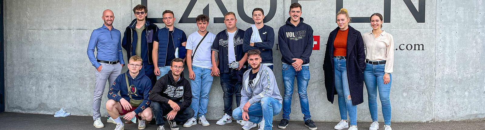 Gruppenfotto Azubis vor Werkshalle LAUFEN