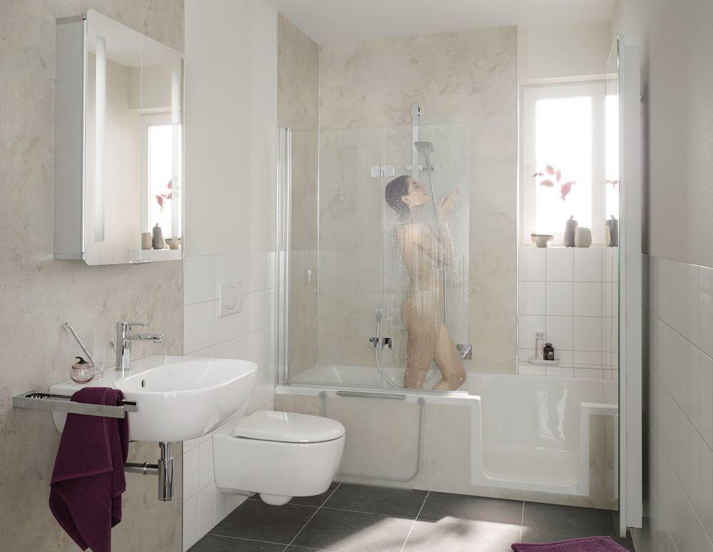 Frau nimmt Dusche  in Duschbadewanne