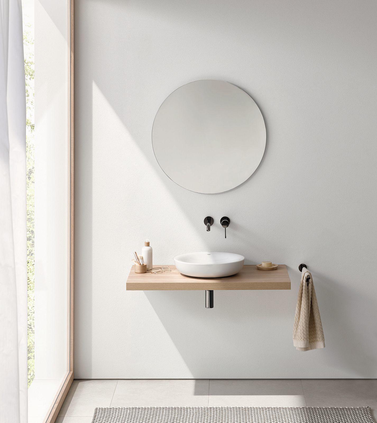 Rundspiegel, Waschbecken, Armatur und Waschtisch mit Accessoires von GROHE 