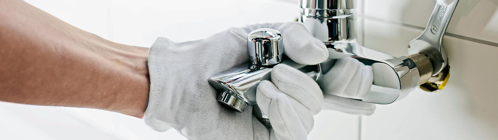 handwerker, badarmatur, ausschnitt