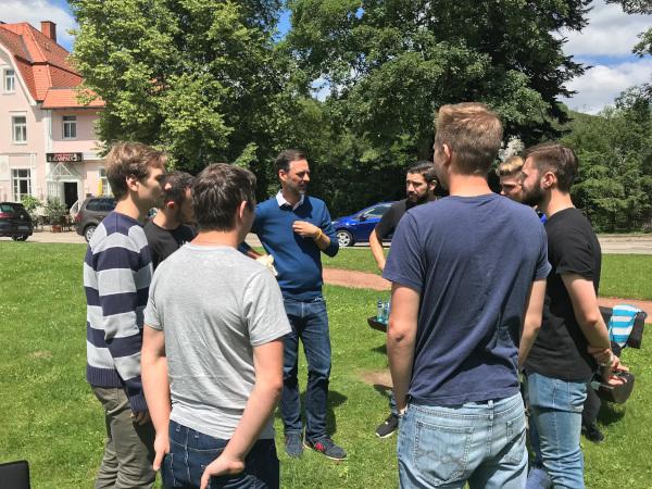 Azubis mit Coach Max von Düring