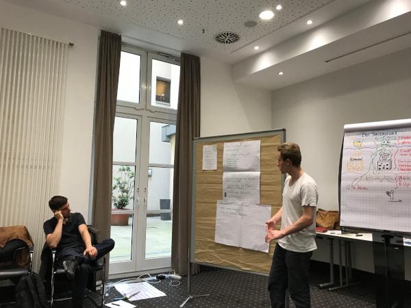 Azubi bei einer Präsentation zum Thema Zeitmanagement